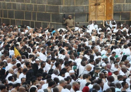 ضيوف الرحمن يؤدون طواف الإفاضة بالمسجد الحرام