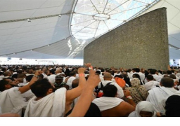 ضيوف الرحمن يرمون جمرة العقبة الكبرى