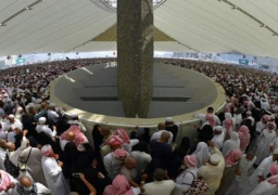 ضيوف الرحمن يواصلون رمى الجمرات فى أول أيام التشريق