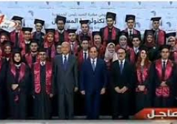 السيسي يلتقط صورا تذكارية مع شباب مبادرة تكنولوجيا المستقبل