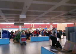 بالصور.. وصول أول رحلة طيران شارتر من أوز باكستان إلى مطار شرم الشيخ