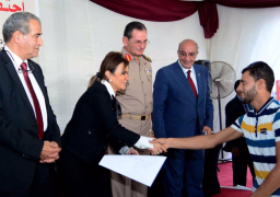 سحر نصر ووزير التموين يسلمان 24 سيارة نقل مبرد على عدد من الشباب ضمن مبادرة صندوق تحيا مصر