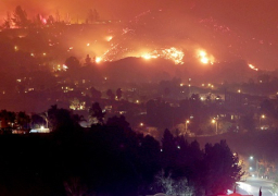 31 قتيلًا ومئات المفقودين جراء حرائق الغابات في كاليفورنيا