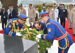 السيسى يضع أكاليل الزهور على قبرى عبد الناصر والسادات ونصب الجندى المجهول فى ذكرى انتصارات اكتوبر