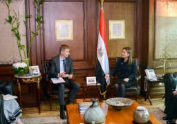 سحر نصر تبحث مع سفير سويسرا زيادة استثمارات بلاده فى مصر