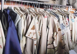 ضبط صاحب مخزن ملابس عسكرية غير مرخص بالجمالية