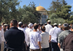 عشرات المستوطنين يقتحمون الأقصى في حراسة شرطة الاحتلال