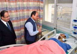 زيارة الرئيس السيسى للنقيب محمد الحايس بمستشفى الجلاء العسكرى