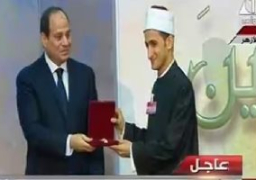 الرئيس السيسي يكرم عددا من العلماء وشباب الأئمة باحتفالية المولد النبوى