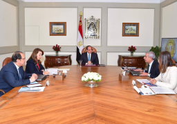 السيسي يستعرض خطط تشغيل الشباب بالمحافظات خلال اجتماع مع وزراء التضامن والتجارة والتخطيط