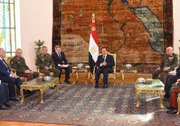 السيسي يستعرض مع وزير الدفاع الروسي سبل تعزيز التعاون العسكري بين البلدين