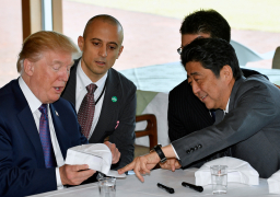 بالصور … رئيس وزراء اليابان يستقبل ترمب فى طوكيو