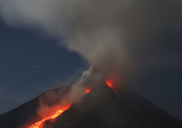 إندونيسيا تجلى 40 ألف شخص من منطقة بركان بالى