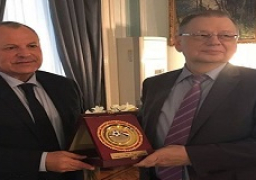 أبو ريدة يهدي درع اتحاد الكرة لسفير روسيا بالقاهرة