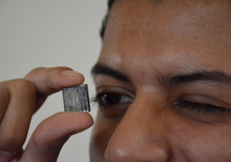 طالبان مصريان يبتكران أصغر خلية شمسية لتوليد الطاقة الكهربائية