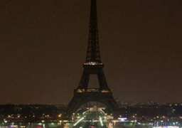 برج إيفل يطفئ أنواره في منتصف الليل حدادا على ضحايا سيناء