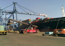 تداول 18 سفينة حاويات وبضائع عامة بموانئ بورسعيد