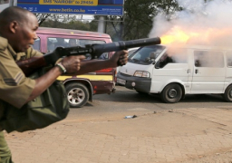 الشرطة تطلق الغاز المسيل لتفريق متظاهرين ضد حفل تنصيب الرئيس الكيني