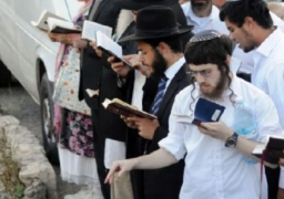 مستوطنون يؤدون طقوسا تلمودية فى قصر المورق بالخليل