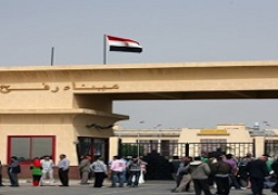 وفد الفصائل الفلسطينية يعبر ميناء رفح في طريقه إلى القاهرة