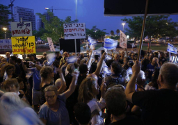 10 آلاف متظاهر إسرائيلي في تل أبيب يطالبون بإقالة نتنياهو