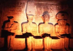 أشعة الشمس تشرق بالكرنك وقصر قارون تزامنا مع “يوم الانقلاب الشتوي” الخميس