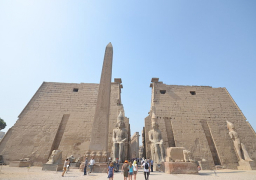 الآثار: الكشف عن 27 تمثالًا وأجزاء من تماثيل للمعبودة “سخمت” بالأقصر