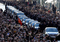 الآلاف يشيعون جثمان جوني هاليداي الشهير بإلفيس بريسلي الفرنسي