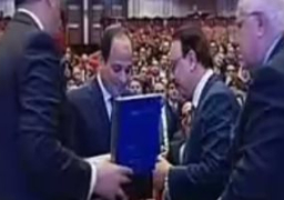 الرئيس السيسي يشهد تدشين أول هاتف محمول مصري الصنع.. وأول تأشيرة إلكترونية