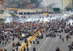 المئات يتظاهرون في بيرو احتجاجا محاولة “الانقلاب علي السلطة”