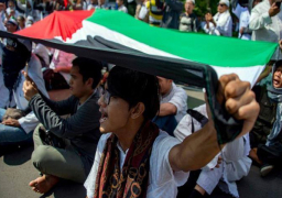 “حرِّروا القدس”..تظاهرة إندونيسية أمام السفارة الأمريكية