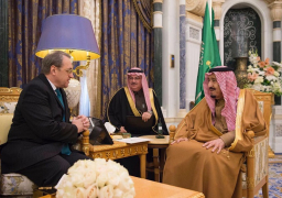 خادم الحرمين يبحث مع مبعوث روسي العلاقات الثنائية