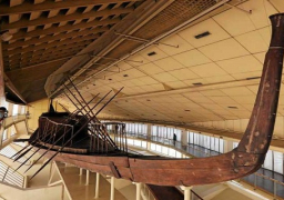 رئيس البرلمان اليابانى يتفقد مركب خوفو الثانية