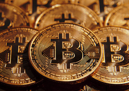 عملة بتكوين تصعد لمستوى قياسي فوق 12 ألف دولار