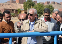 محافظ أسوان يتابع التشغيل التجريبي لمحطتى كيما 1 وكيما 2