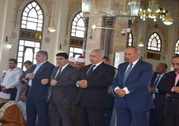 محافظ البحر الأحمر يؤدي صلاة الجمعة بمسجد الميناء بالغردقة