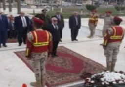 محافظ بورسعيد ومدير الأمن يضعان اكليلا من الزهور علي الشهداء