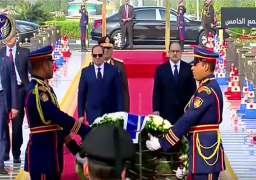 الرئيس السيسى يضع اكليلاً من الزهور على النصب التذكارى لشهداء الشرطة فى بداية الاحتفال بعيد الشرطة الـ 66