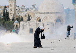الاحتلال الإسرائيلي يبعد مسنة مقدسية عن الأقصى لمدة أسبوعين بسبب رفعها علم فلسطين