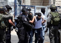 الاحتلال يعتقل 12 فلسطينيا من الضفة والقدس