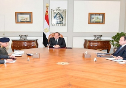 السيسي يعقد إجتماعاً مع وزيري الدفاع والداخلية ورئيس المخابرات العامة وعدد من قيادات القوات المسلحة والشرطة