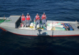 القوات البحرية تضبط مركبا بالمياه الإقليمية بداخله كمية كبيرة من المخدرات