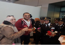 شرطة المطار توزع الزهور على المسافرين