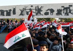 مئات العراقيين يتظاهرون في ساحة التحرير ببغداد للمطالبة بإجراء إصلاحات