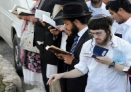 مستوطنون يواصلون إقتحامهم للأقصى