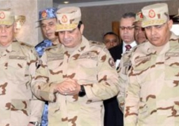 متحدث الرئاسة: ارتداء السيسي للزي العسكري “أمر طبيعي”كون الرئيس هو القائد الأعلى للقوات المسلحة.