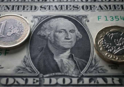 العجز والتضخم “يهددان” الدولار