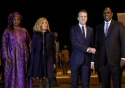 الرئيس الفرنسي يستهل زيارته الرسمية للسنغال