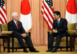 نائب الرئيس الأمريكي يبحث مع رئيس وزراء اليابان في طوكيو ملف كوريا الشمالية