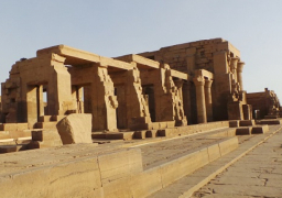 اكتشاف أجزاء من تمثال جداري ضخم للملك رمسيس الثاني بمعبد كوم أمبو بأسوان